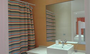 Shower, hair dryer, towels, soap - Lisbon Palma Rooms (Lisbon)