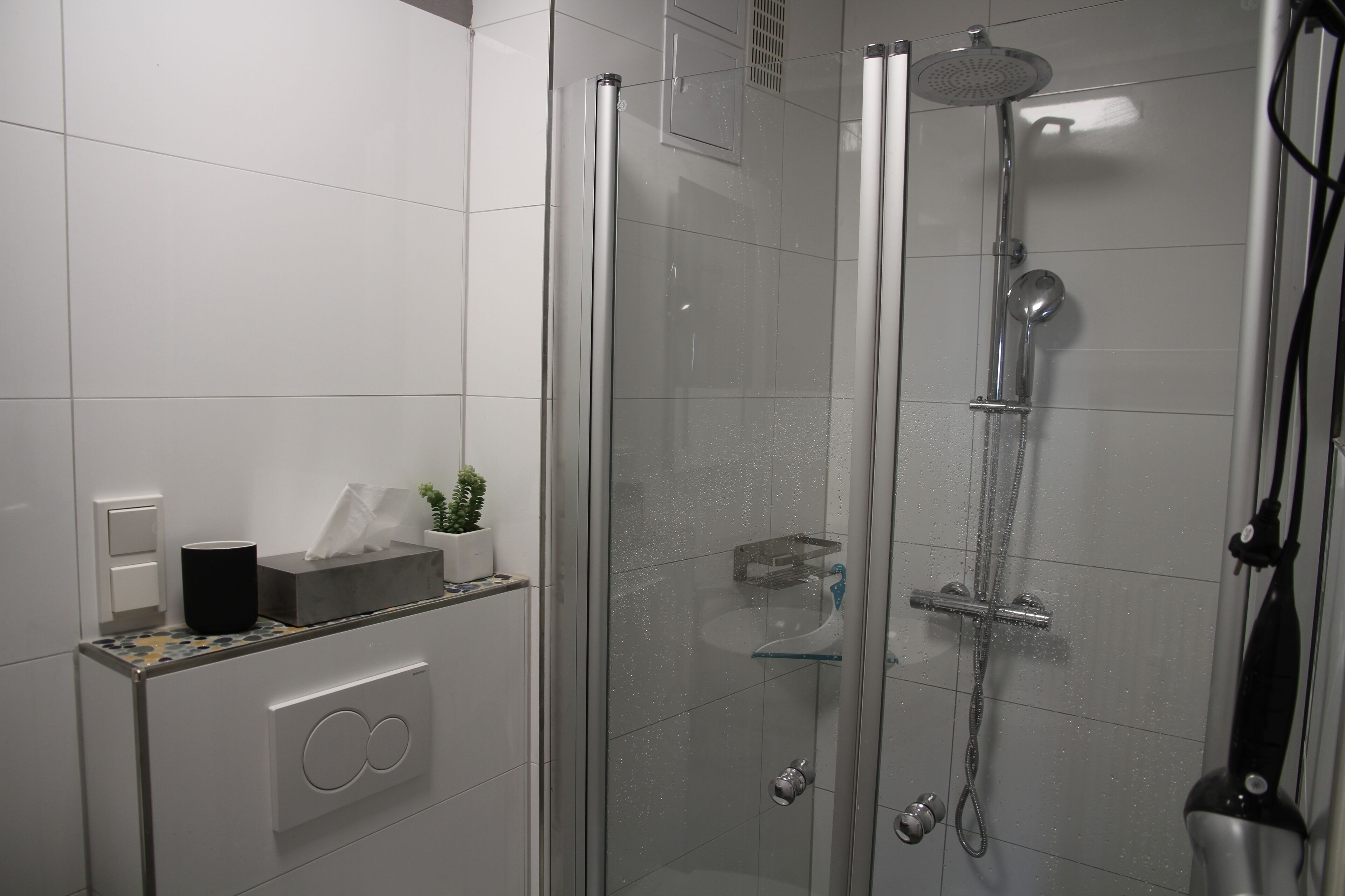 Dusche, Haartrockner, Handtücher, Toilettenpapier