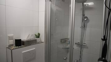 Dusche, Haartrockner, Handtücher, Toilettenpapier