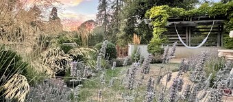 Tyst, elegant lägenhet med vacker utsikt och terrasserade trädgårdar