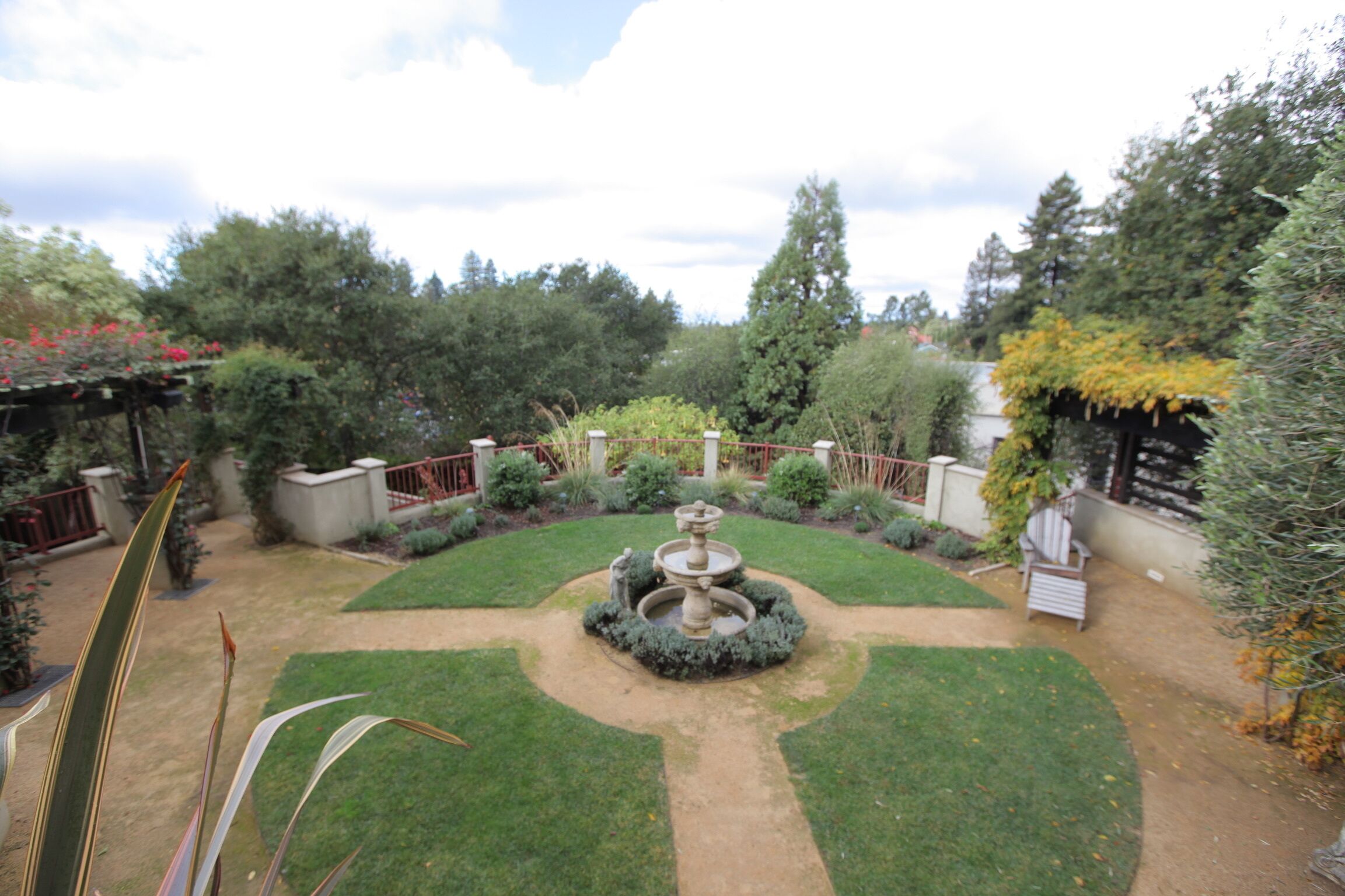 Quiet, Elegant Apartment With Beautiful Views & Terraced Gardens