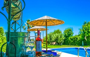 Ulkouima-allas, aurinkotuoleja