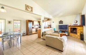 Älytelevisio, takka, videopelikonsoli, DVD-soitin