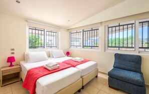 4 makuuhuonetta, tallelokero huoneessa, silitysrauta/-lauta