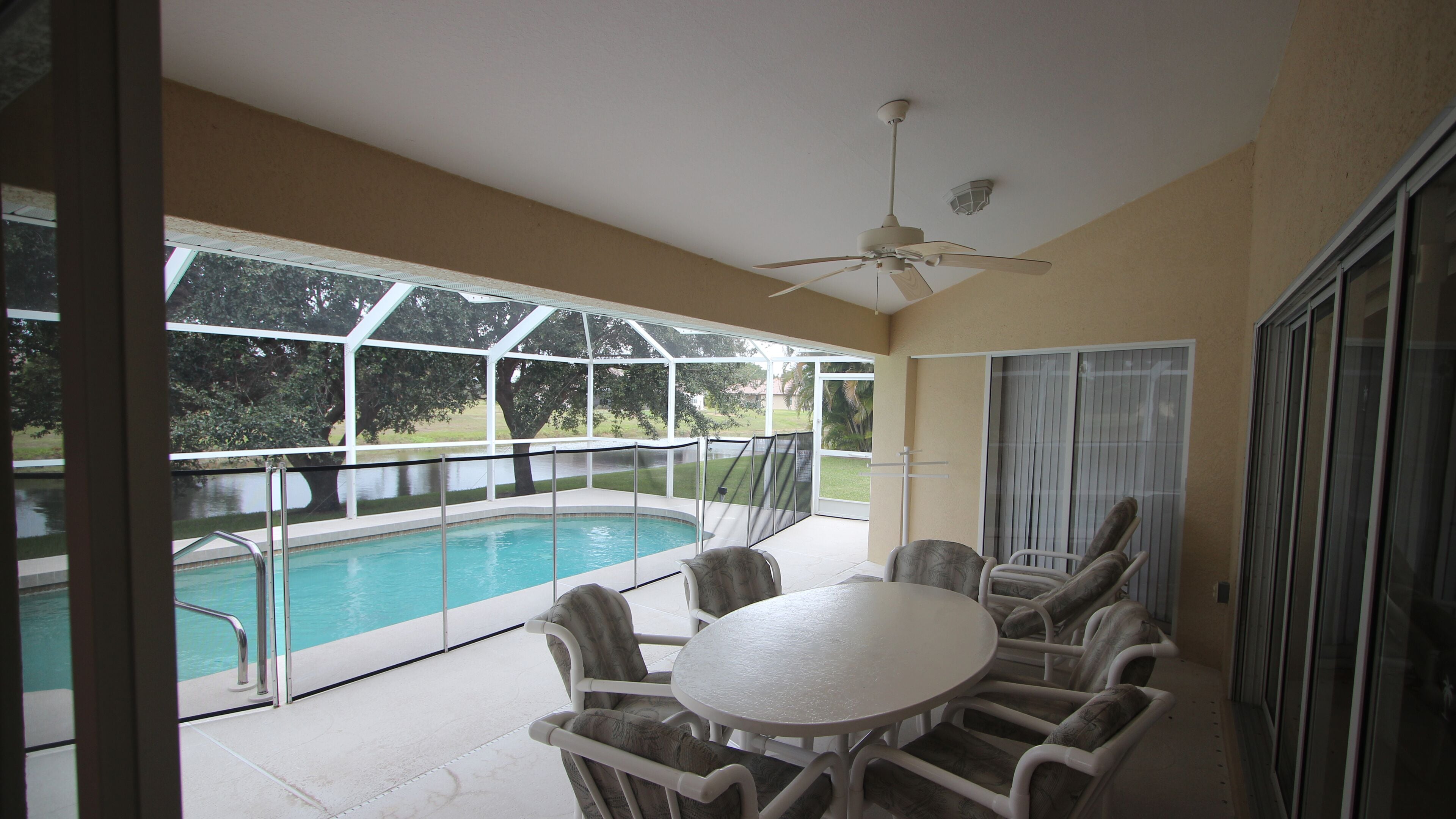 Una piscina al aire libre, una piscina climatizada