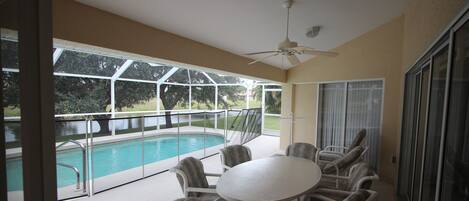 Una piscina al aire libre, una piscina climatizada