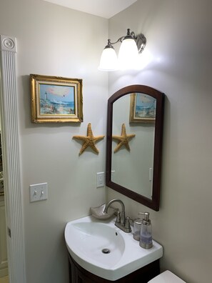 Douche, sĂšche-cheveux, serviettes fournies, savon