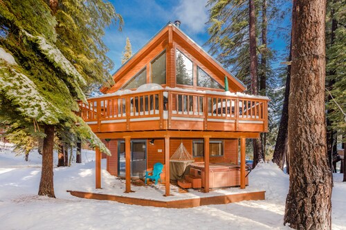 Lyonin Den_Hot-kylpyamme, shuffleboard, (3) Pelihallit + HOA -kierroksen kulkuluvat (kuntosali / sauna / uima-allas)