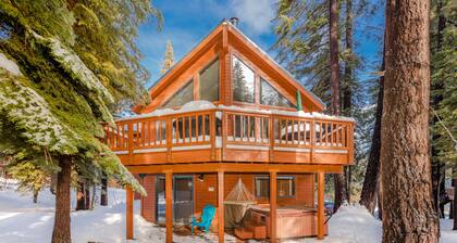 Lyon's Den_Hot Tub, Shuffleboard, (3) Arcades + HOA Amenity Passes (Gym/Sauna/Pool)