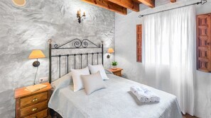 5 slaapkamers, een strijkplank/strijkijzer, reisbedje, wifi