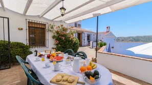 Outdoor dining - El Zorro Almáchar by Ruralidays (Málaga)