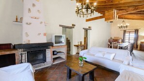 Televisie, een open haard en een stereo