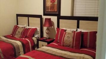 4 slaapkamers, een strijkplank/strijkijzer, gratis wifi, beddengoed