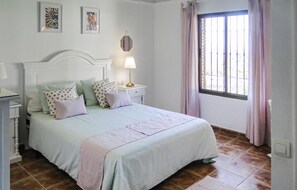 3 quartos, berço de viagem, Wi-Fi de cortesia, roupa de cama