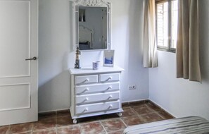 3 bedrooms, travel cot, free WiFi, bed sheets