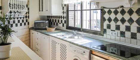 Fridge, oven, stovetop, dishwasher