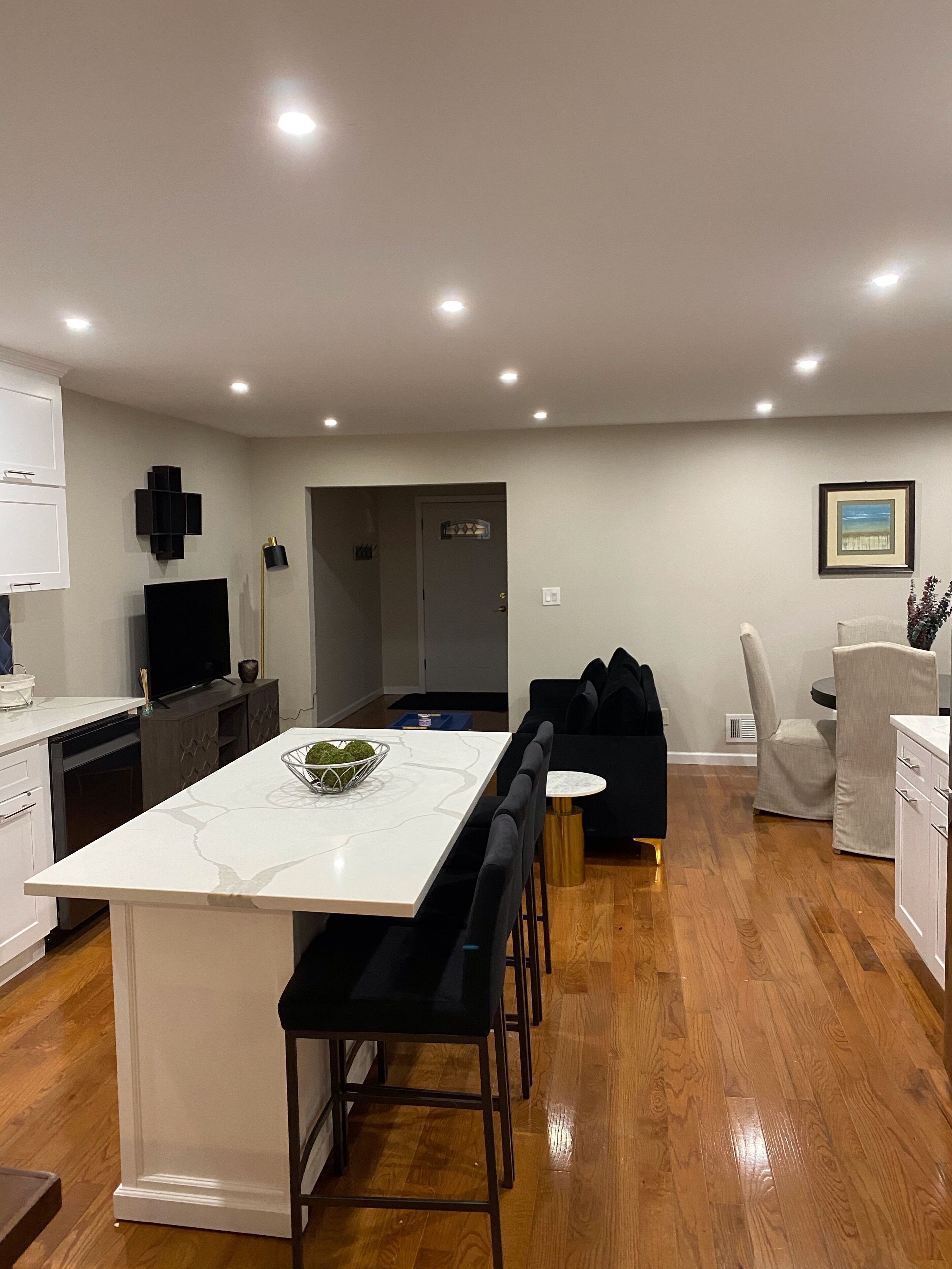 Beautiful Spacious - 2 bedroom, Main Floor Apartment, Backyard and Free Parking