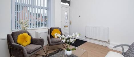 舒適獨棟房屋 | 起居區 | 平面電視