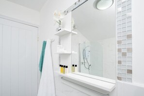 Two-Bedroom House | Bathroom | Separate tub and shower, free toiletries, hair dryer, slippers