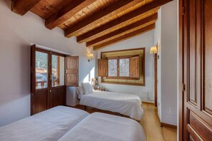 5 bedrooms, iron/ironing board, travel crib, WiFi - Cuesta del Reloj House (Piedralaves)