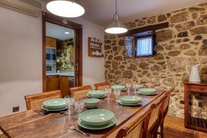 Dining - Cuesta del Reloj House (Piedralaves)