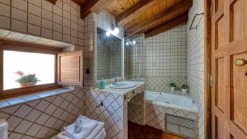 Combined shower/tub, free toiletries