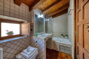 Combined shower/tub, free toiletries