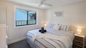 6 bedrooms, iron/ironing board, Internet, bed sheets