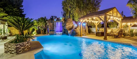Una piscina al aire libre, una piscina climatizada