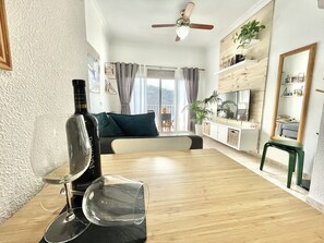 Smart TV, books - Mundo Beach House, San Marcos Beach  (Icod de los Vinos)