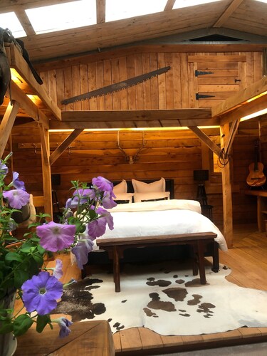 A snug wood retreat yum uncooked breakfast with home baking and a bubbly treat.