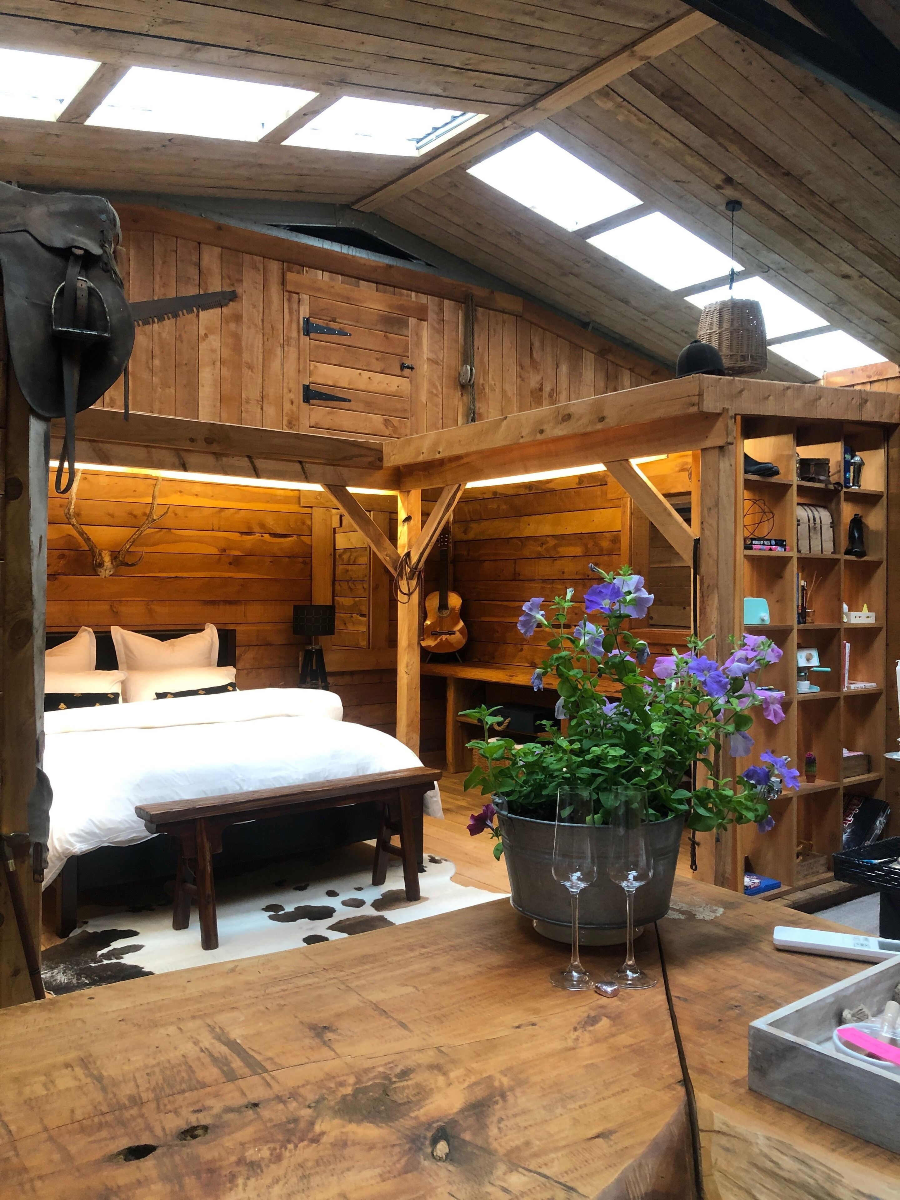 A Snug Wood Retreat Yum Uncooked Breakfast With Home Baking And A Bubbly Treat. - Ōtaki Beach
