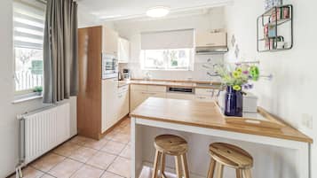 Een koelkast, een kookplaat, een vaatwasser