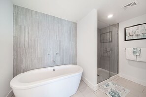 Bathtub, hair dryer, towels - Blu 207 ~ Oceanfront 4BR/3BA, Sleeps 12, Luxurious Resort! (Fort Walton Beach)