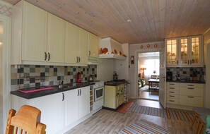 Kylskåp, mikrovågsugn, spishäll och kaffe- och tebryggare
