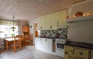 Kylskåp, mikrovågsugn, spishäll och kaffe- och tebryggare