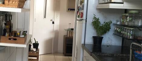 Frigorifero, piano cottura, bollitore elettrico, frullatore