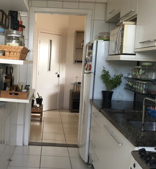 Geladeira, cooktop, chaleira elétrica, liquidificador