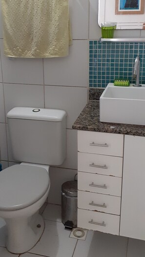 Toalhas de banho, sabonete, papel higiênico 