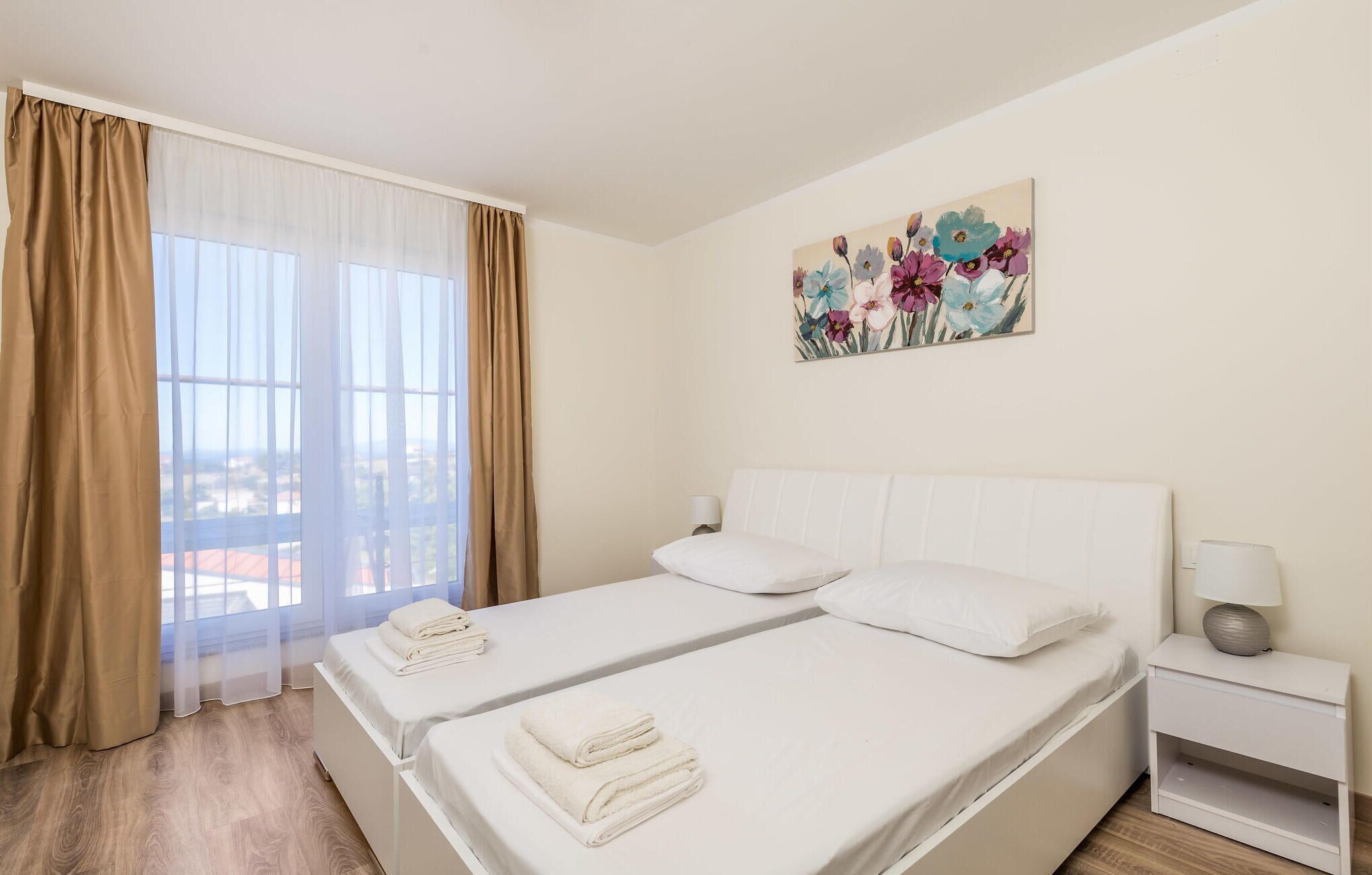 4 habitaciones, caja de seguridad en la habitación y cuna de viaje 