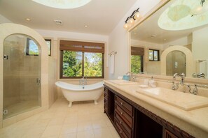 Bathtub, hair dryer, towels - Puesta del Sol 5 bdrs ocean view in Los Suenos (Playa Herradura)