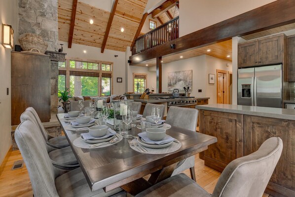 Dining - Holly Hideaway - TLUXP (Tahoe City)