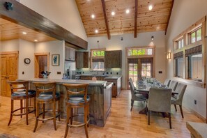 Dining - Holly Hideaway - TLUXP (Tahoe City)