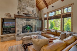 Fireplace, table tennis - Holly Hideaway - TLUXP (Tahoe City)