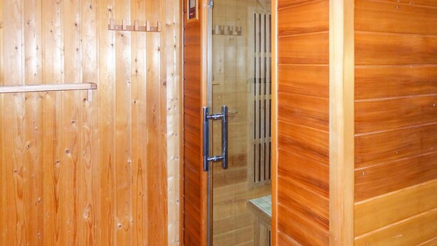 A wooden room with a glass door leading to a shower area. - Oesterbaai - 8 personen (Wemeldinge)