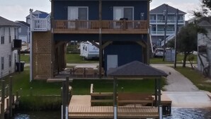 Une maison à deux étages avec un balcon, une jetée et un garage.
