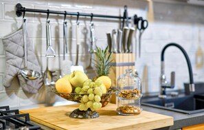 Réfrigérateur, plaque de cuisson, lave-vaisselle, cafetière/bouilloire