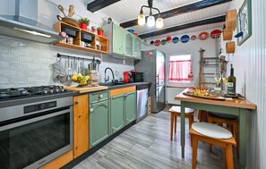 Fridge, microwave, stovetop, dishwasher