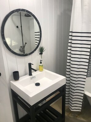 Banheira, secador de cabelo, toalhas de banho, sabonete