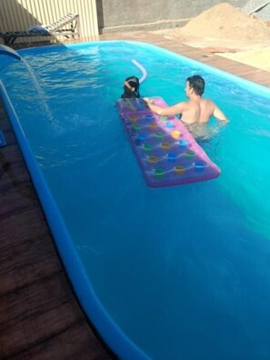 Outdoor pool, open 8:00 AM to 11:00 PM, pool loungers - Barcelona Beach Residence (Aracati)